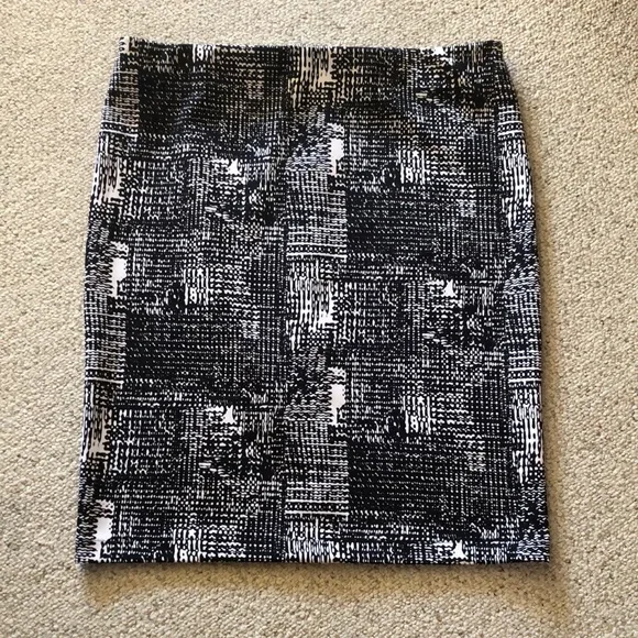 Vince Camuto Monochrome Patterned Pencil Skirt in Black andbWhite - Picture 2 of 6